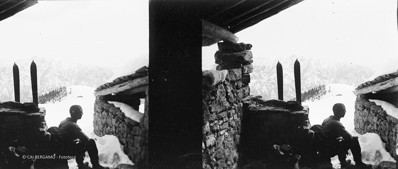 Sciatore e sci a riposo in una malga