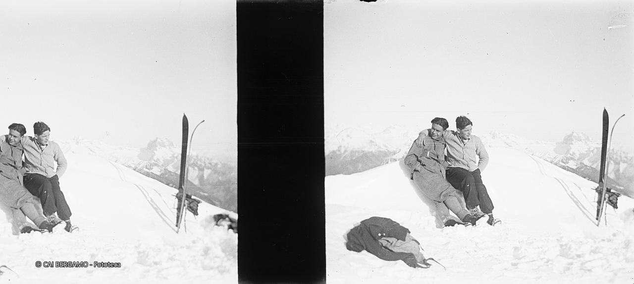 Un abbraccio dopo una bella sciata,  con la Presolana sullo sfondo
