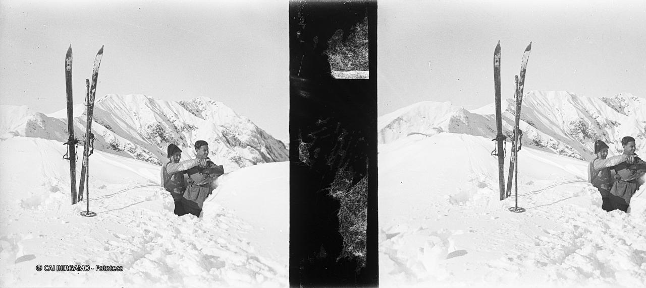 Sguardo verso cime circostanti con sci conficcati nella neve