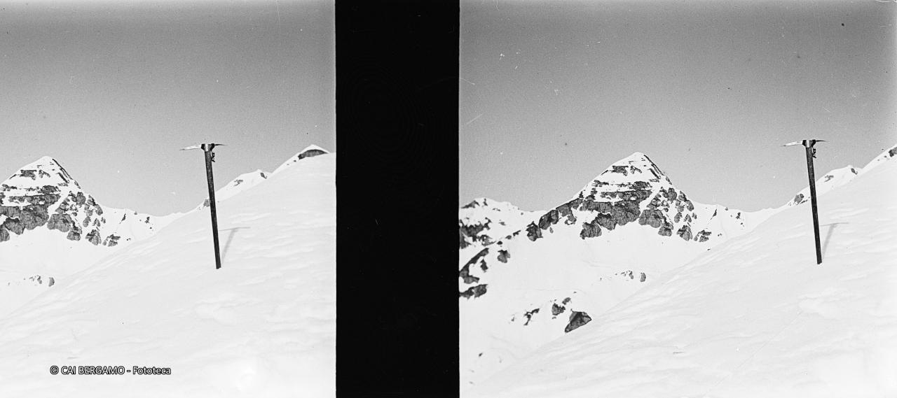 Piccozza e sullo sfondo il Monte Secco