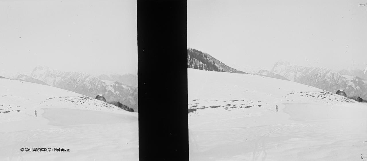 Sul pianoro verso malga Vaccaro bassa con retro roccolo e sullo sfondo la Presolana