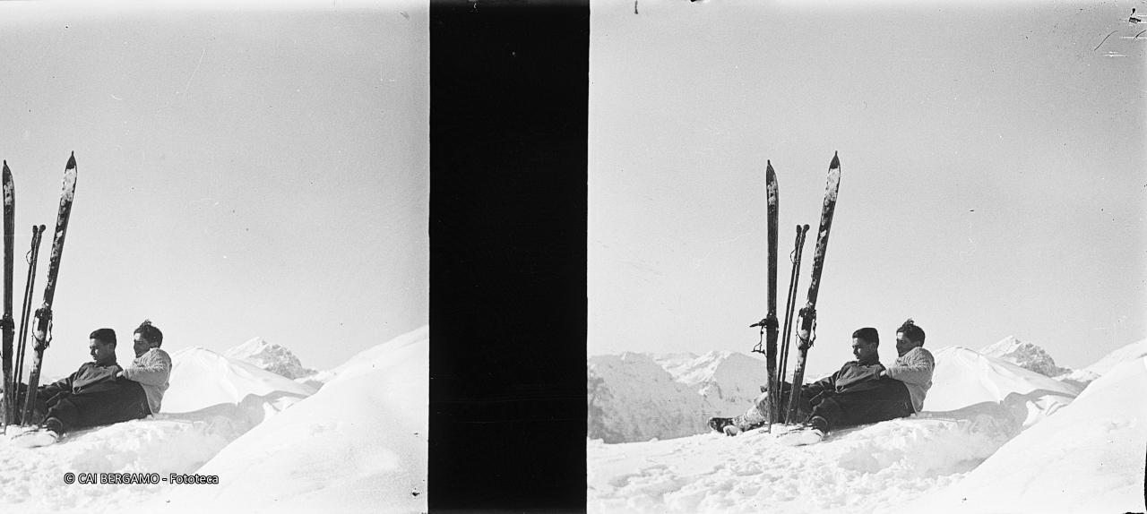 Sdraiati nella neve con sci di guardia