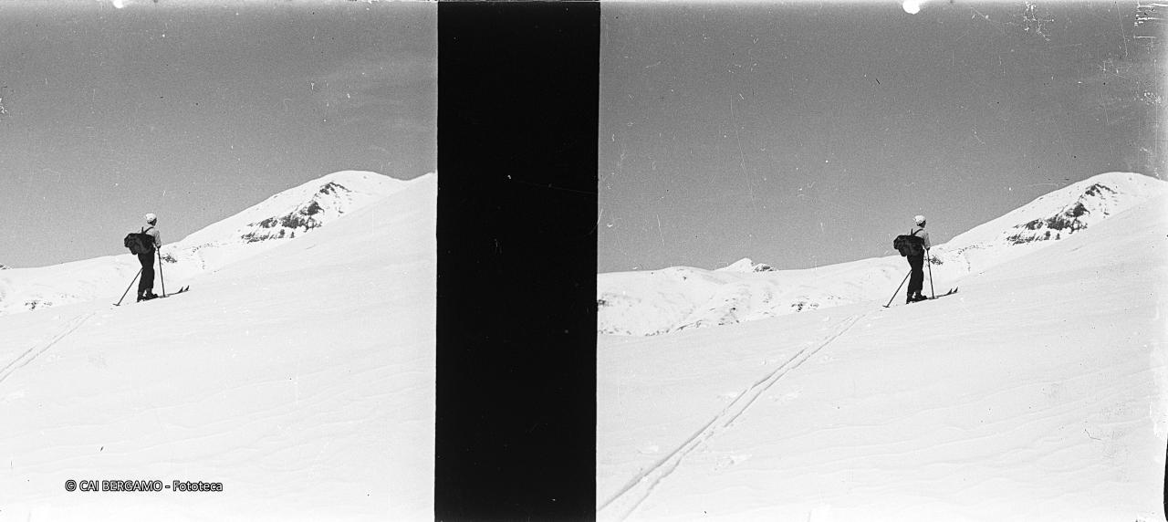 Sciatore in sosta verso la cima