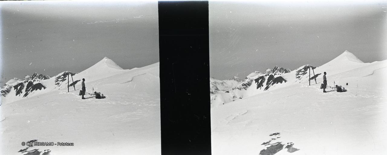 Scialpinista e sci in relax