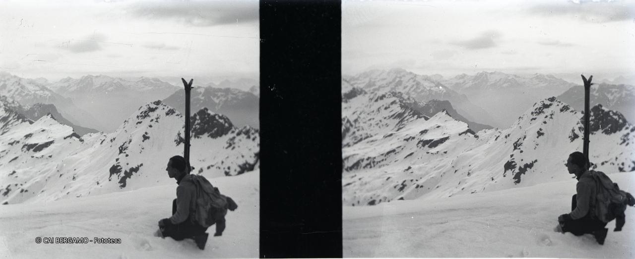 Scialpinista in sosta ormai sulla cima