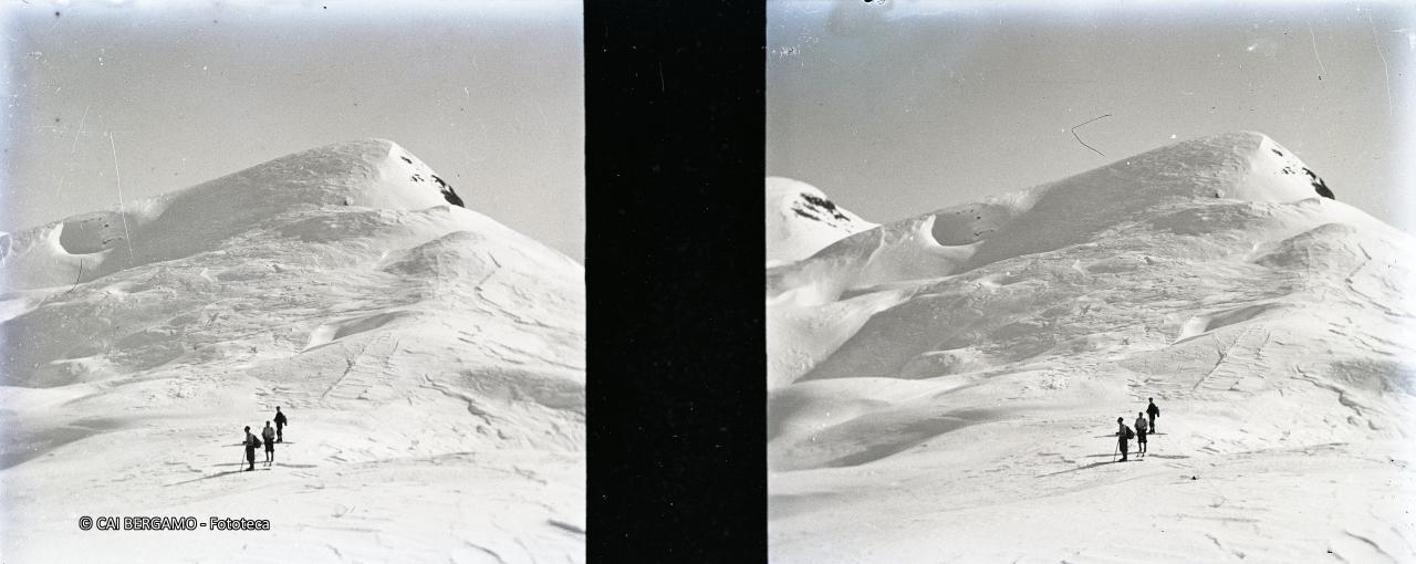 Tre scialpinisti sperduti in un pianoro innevato