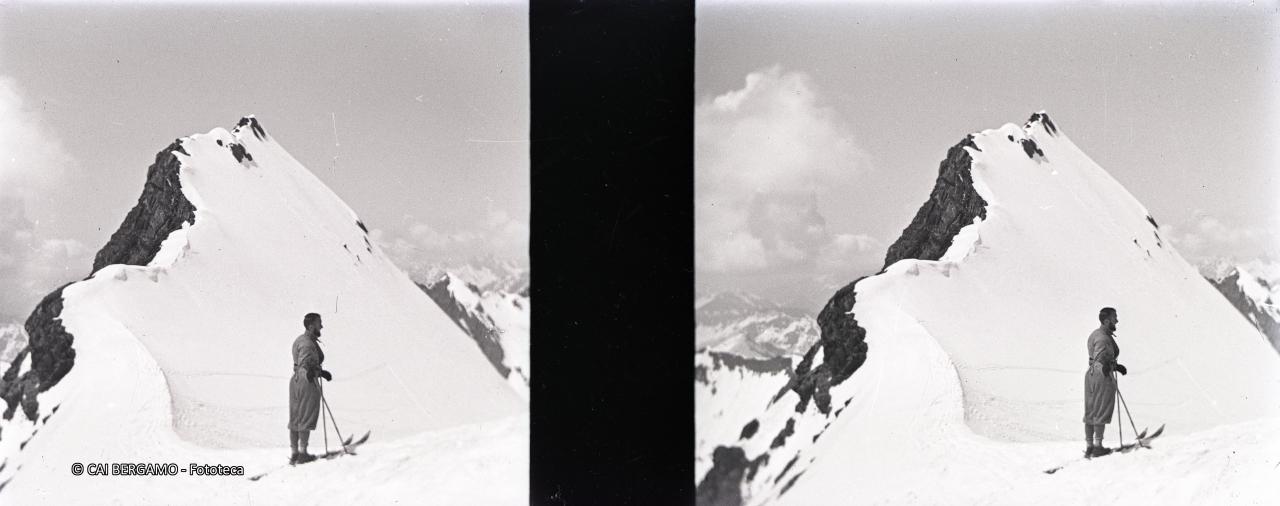 Scialpinista su cresta innevata