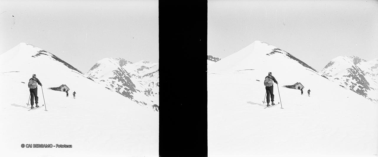 Sciatori verso baita Montebello