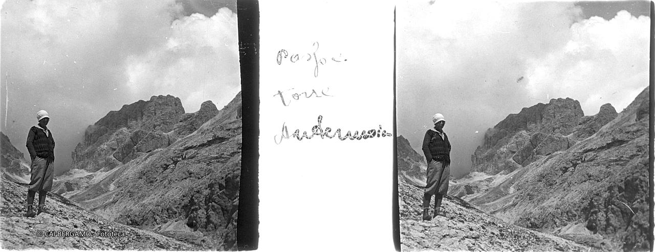 Foto ricordo di ragazza con Catinaccio di Antermoia sullo sfondo