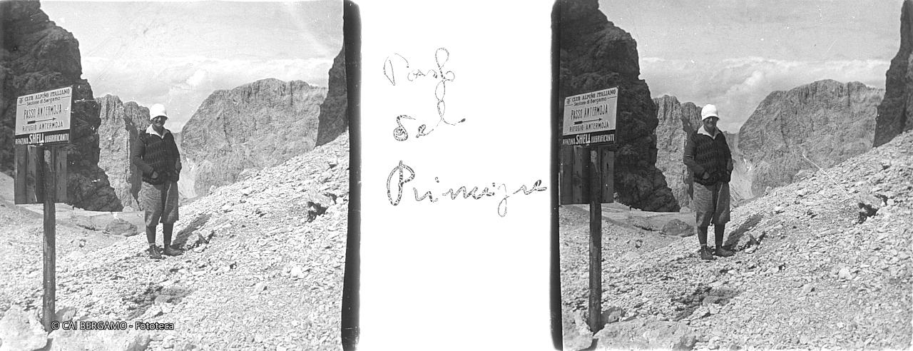 Signora a lato di cartello segnaletico  CLUB ALPINO ITALIANO sezione di Bergamo