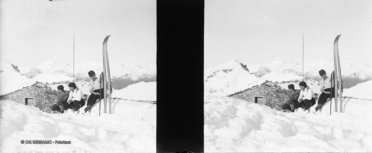 Sciatori a riposo a ridosso baita