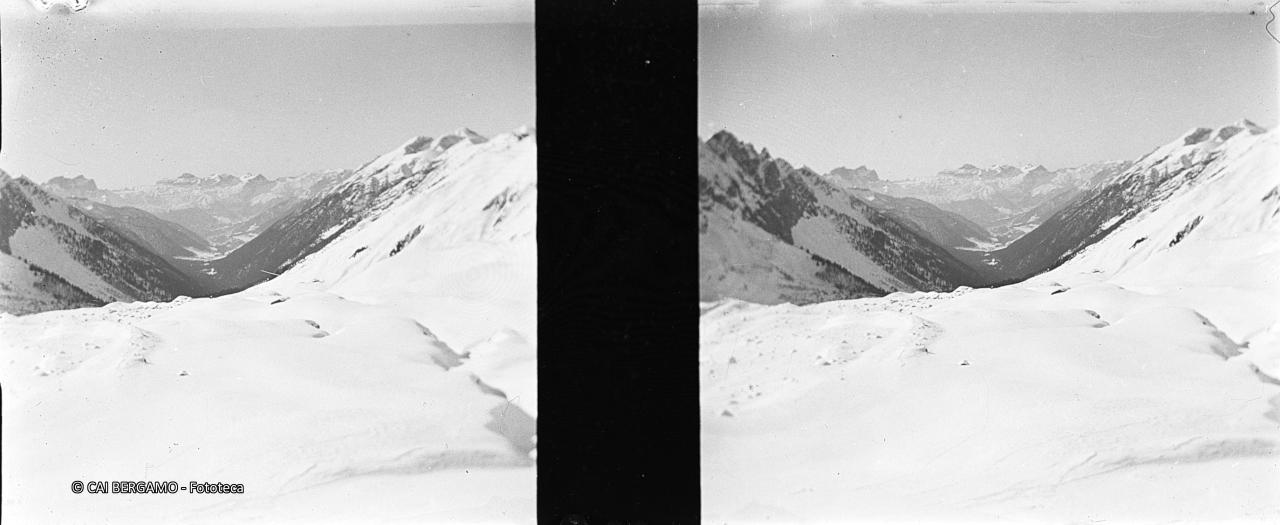 Dal passo Campelli vista sulla val di Scalve con la Presolana ed il Ferrante