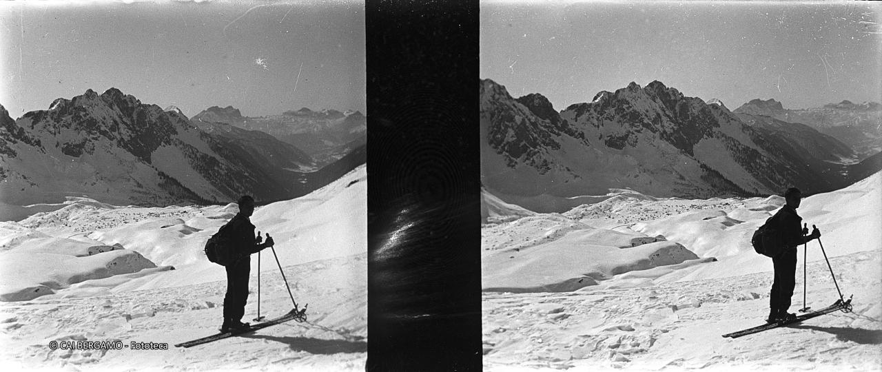 Sosta per vista dal passo dei Campelli sulla val di Scalve con le piccole dolomiti scalvine sulla sinistra  e la Presolana sullo sfondo
