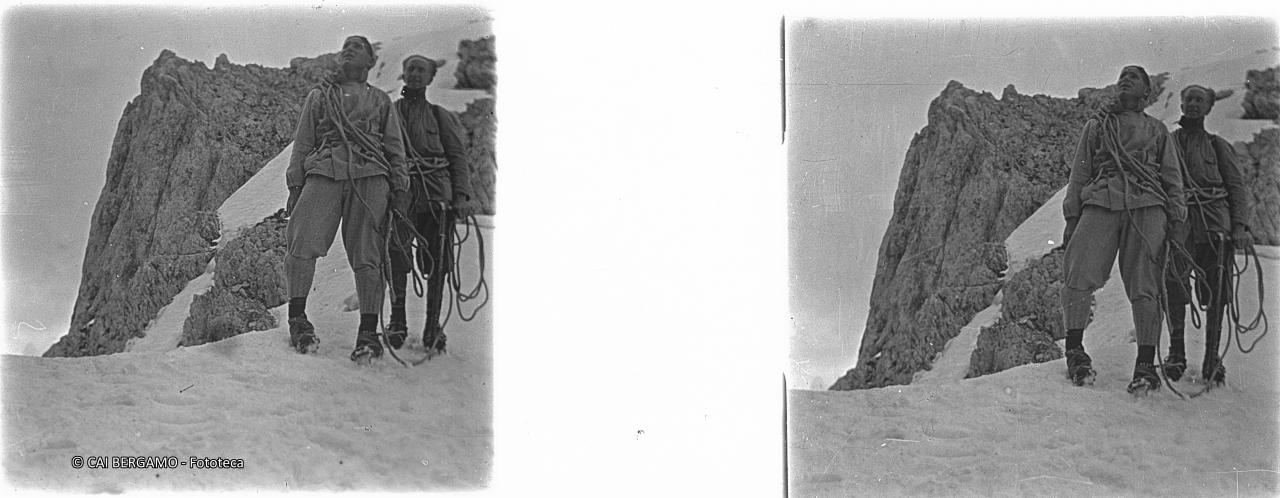 Alpinisiti con sguardo verso la parete da salire