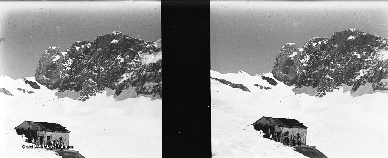 Vista da Valzurio, preparazione degli sci sci davanti alla baita Pagherola alta