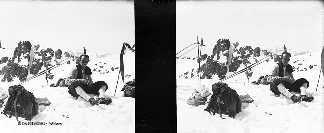 Bella foto ricordo con sci e zaino a riposo, con retrostante …