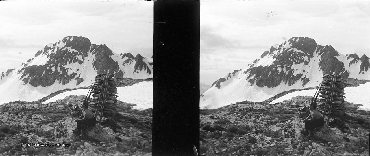 Seduta comodamente al passo d'Aviasco con il Pradella sullo sfondo