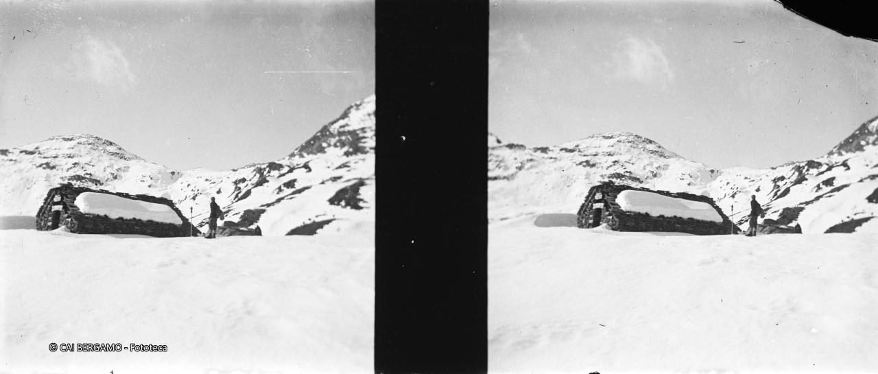 Davanti a baita delle Foppe appena sotto il passo di Mezzeno