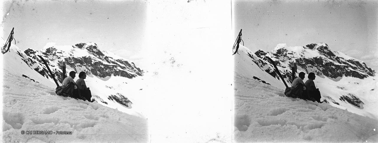 Lui e Lei al Passo con sci e zaino a riposo