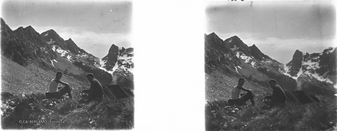 Due escursionisti in primo piano e sullo sfondo Diavolo,  Diavolino, passo di Valsecca e Pizzo Poris