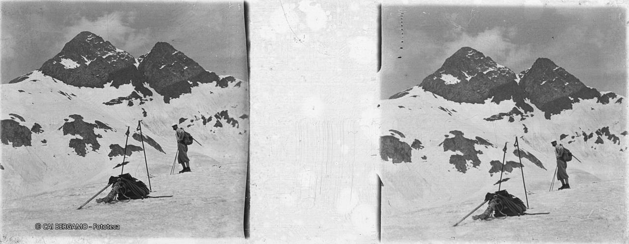 Sciatore sotto il Pizzo Poris con vista su Diavolo e Diavolino