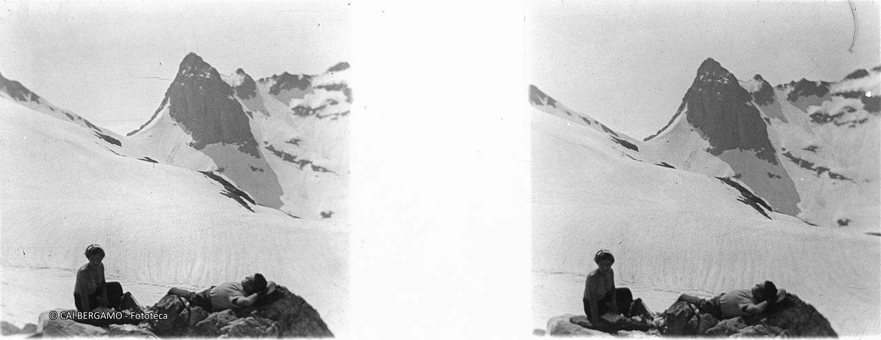Tintarella per lui e lei sotto il passo e lo sguardo del pizzo Poris