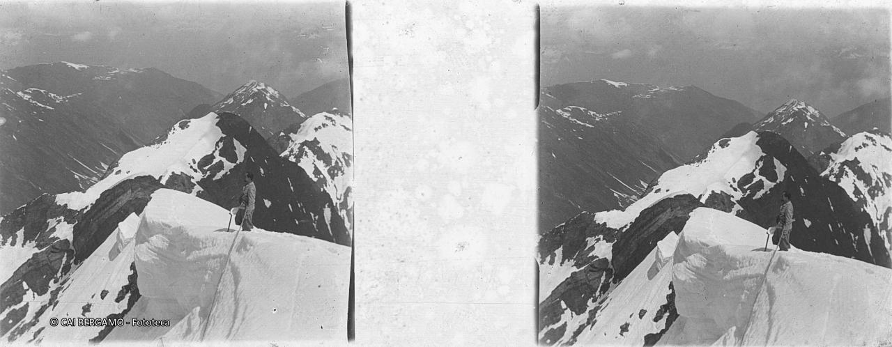 Lungo la cresta innevata