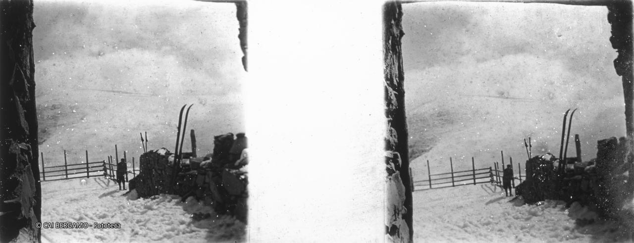 Sciatore all'esterno della vecchia capanna Rodari (?)