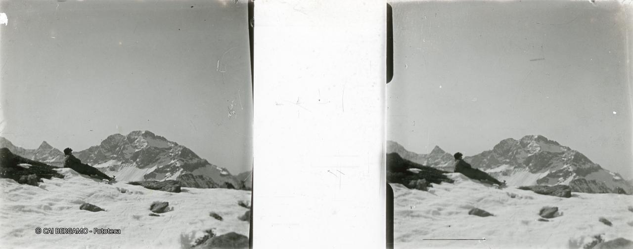 Cima di Valmora e pizzo Arera dal passo dei Laghi Gemelli, con sciatore in contemplazione