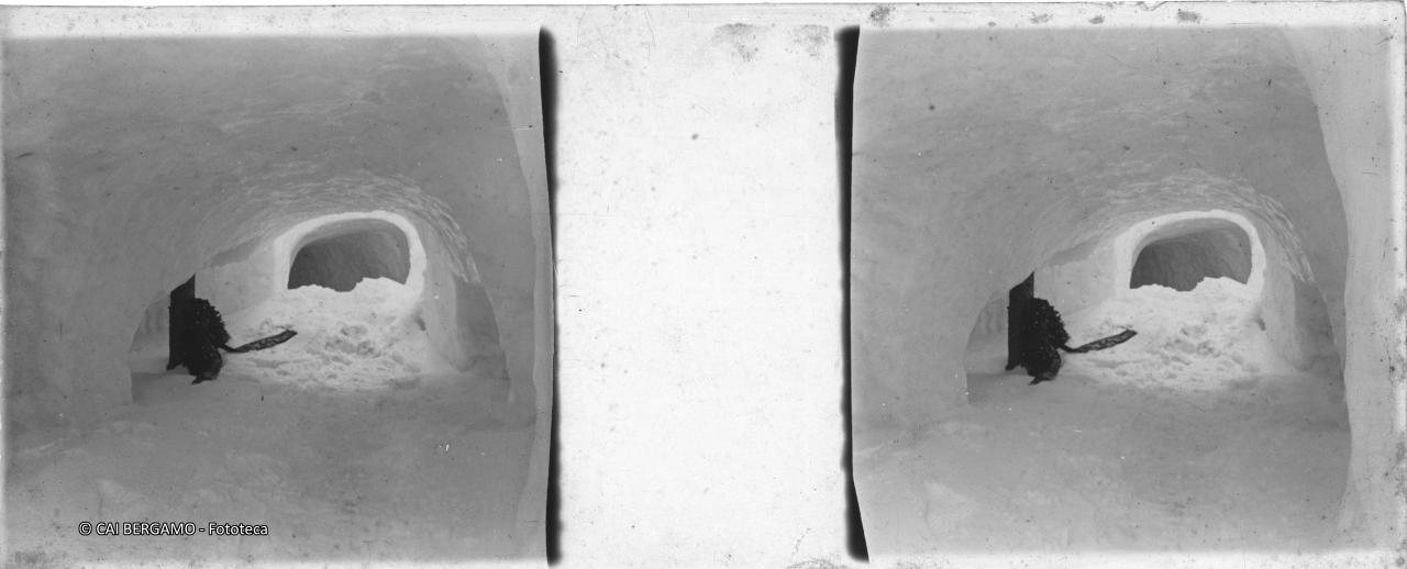 Passaggio scavato nella neve