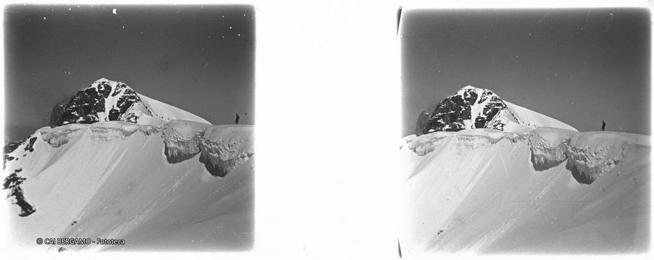 Sciatori lungo  maestosa cornice di neve innevata sotto Punta Rocca