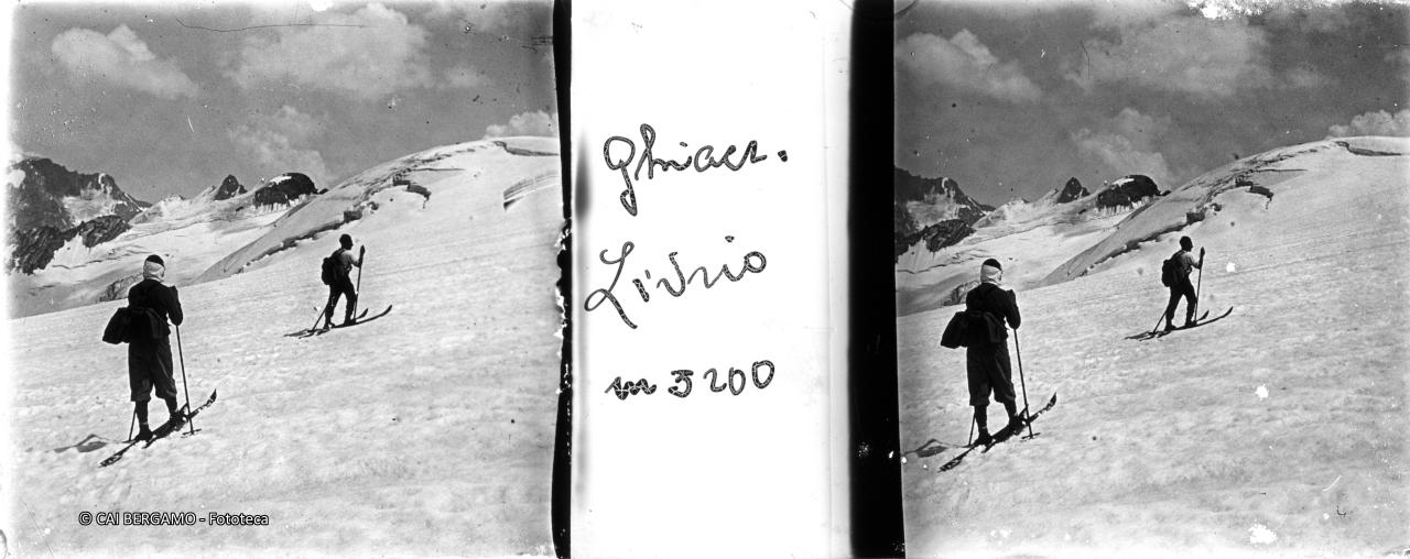 Sciatori tra neve, ghiaccio e sole