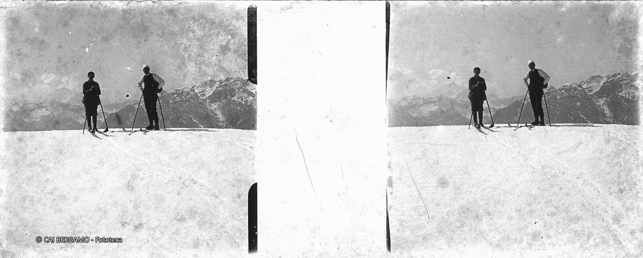 Skiatori pronti per la discesa