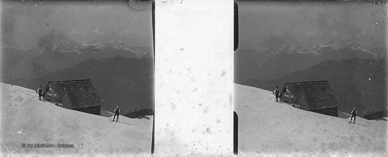 Foto ricordo di skiatori vicino a baita