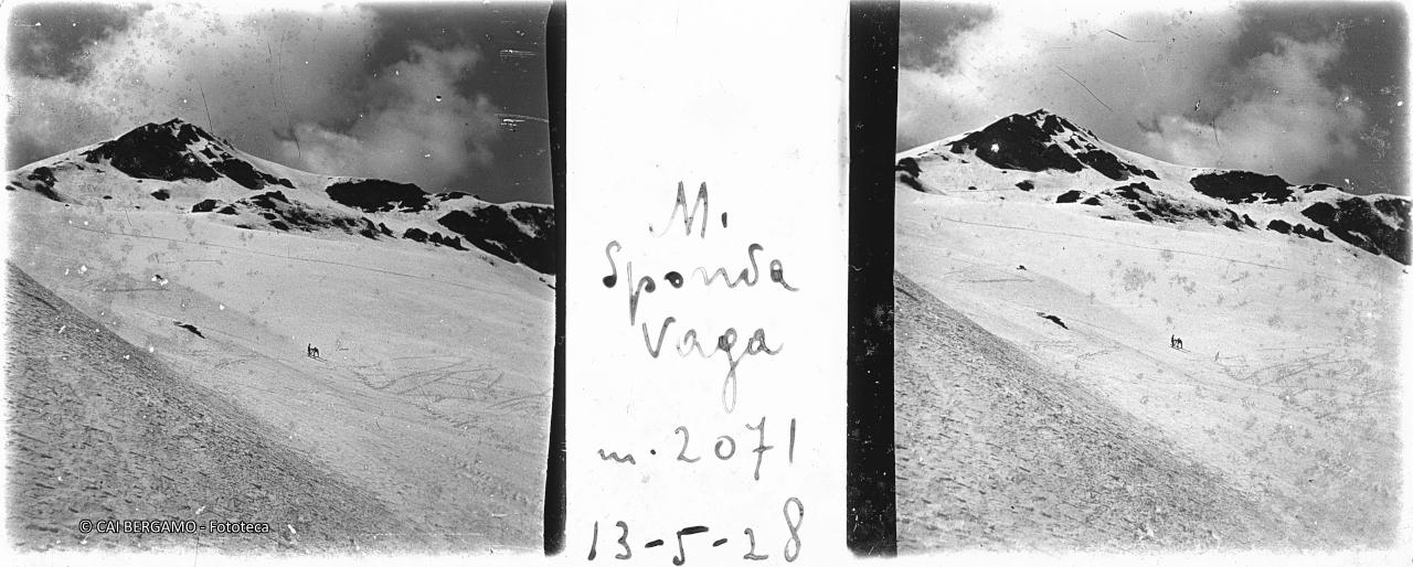 Fianco del Vigna Vaga innevato con due skiatori