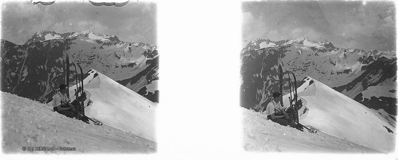 Scialpinista con vari sci piantati nella neve