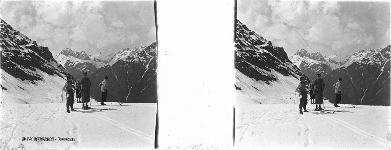 Scialpinisti al passo con sullo sfondo Pizzo del Diavolo di Tenda, Pizzo dell'Omo e Pizzo del Salto