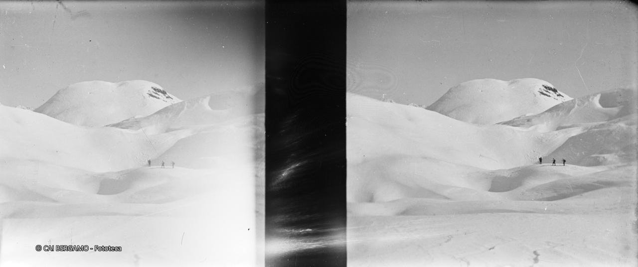 Skiatori sperduti nelle 'dune' di neve