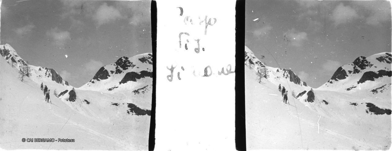 In procinto di arrivare al Passo San Simone con cima del Siltri sulla destra e le famose canne d'organo sotto il  monte Cavallo sulla sinistra