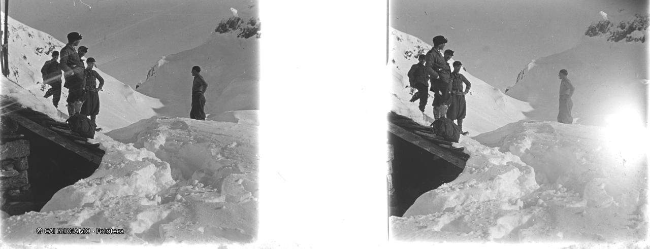 Su baita completamente coperta di neve