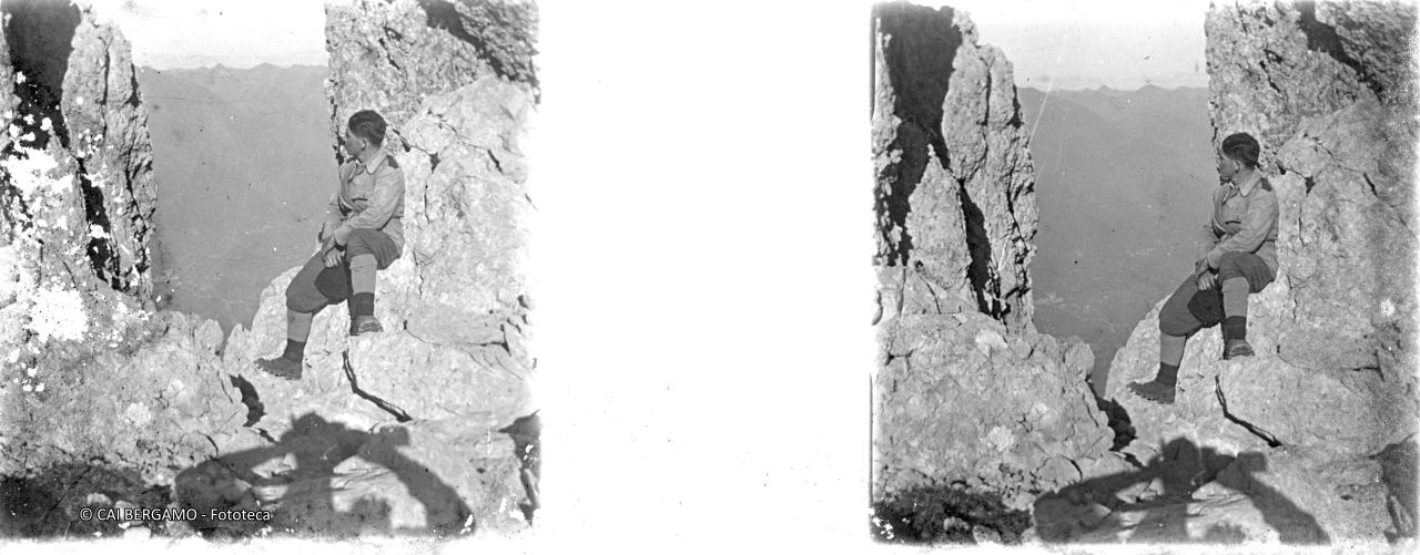 Foto ricordo in una breccia di roccia