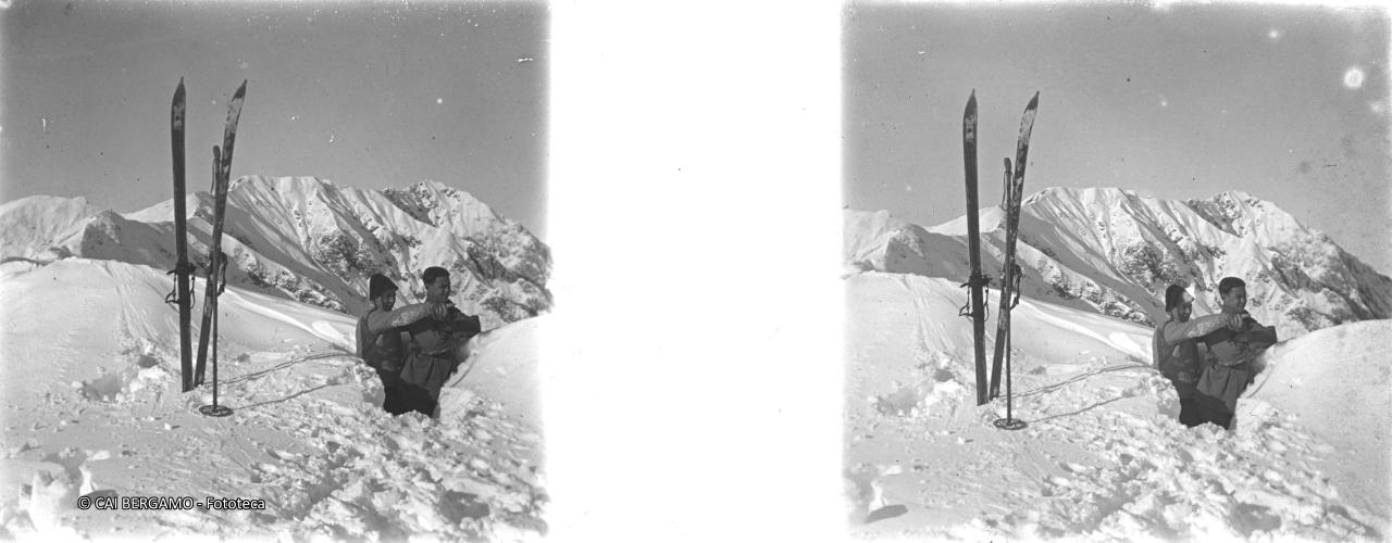 Sguardo verso cime circostanti con sci conficcati nella neve