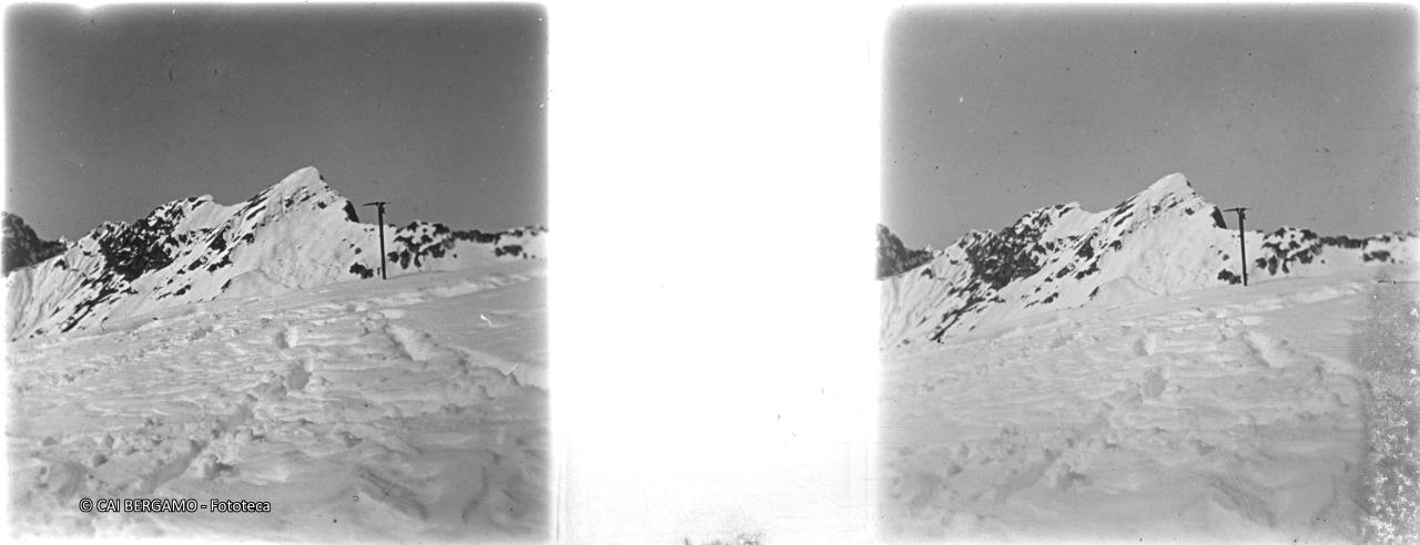 Cima del Fopp con piccozza in primo piano