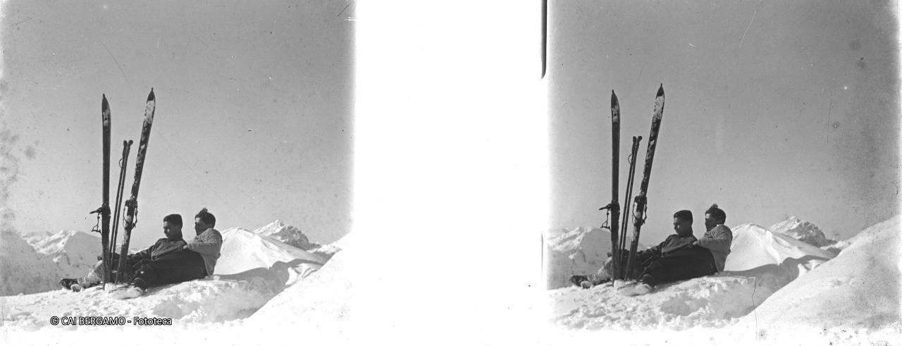 Sdraiati nella neve con sci di guardia in cima al Vaccaro