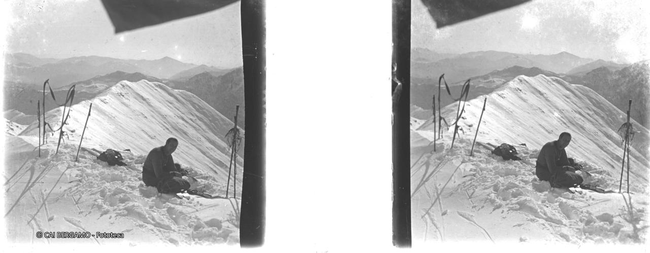 Sosta meritata ccon sci e racchette a riposo