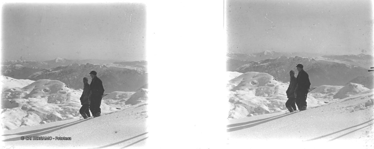 In vetta al Grem con neve fino alle caviglie e vista verso la Val Seriana