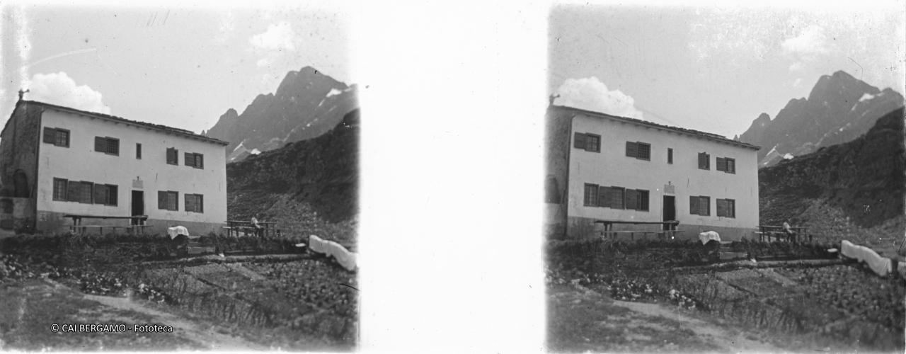 Rifugio Curò, l'allora Curò al Barbellino con retrostante Pizzo Recastello