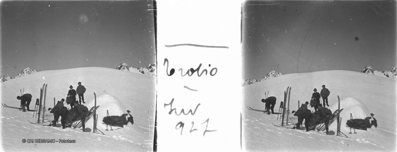 Gruppo di skiatori con ski nella neve