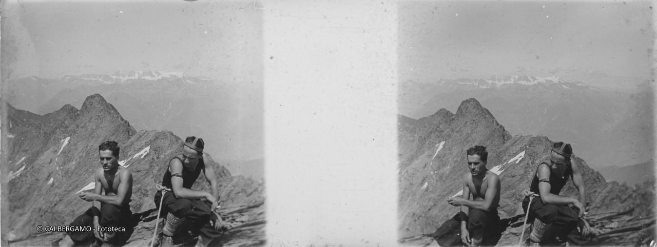 A torso nudo ed in canottiera in vetta del Redorta con vista sulla cresta …