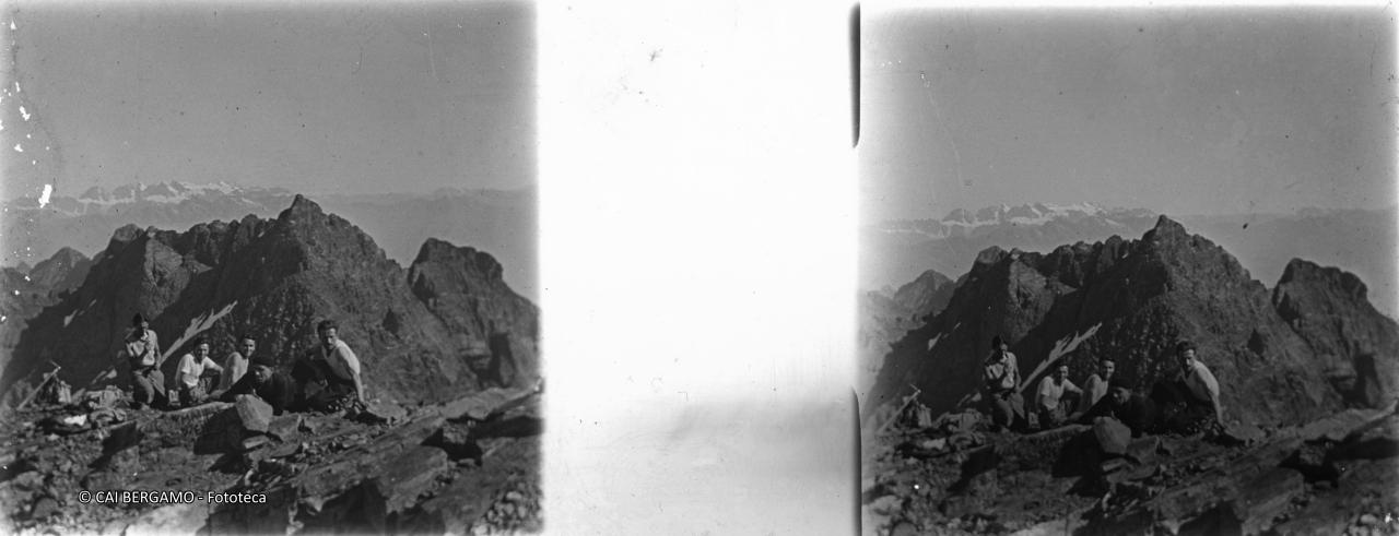 Un meritato relax sulla cima, con retrostante Scais e sullo sfondo il gruppo del Bernina